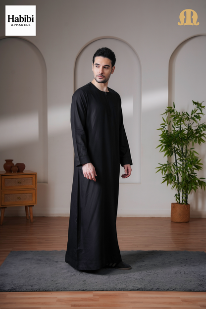 Kurvig Omani 2.0 Black Thobe Mens